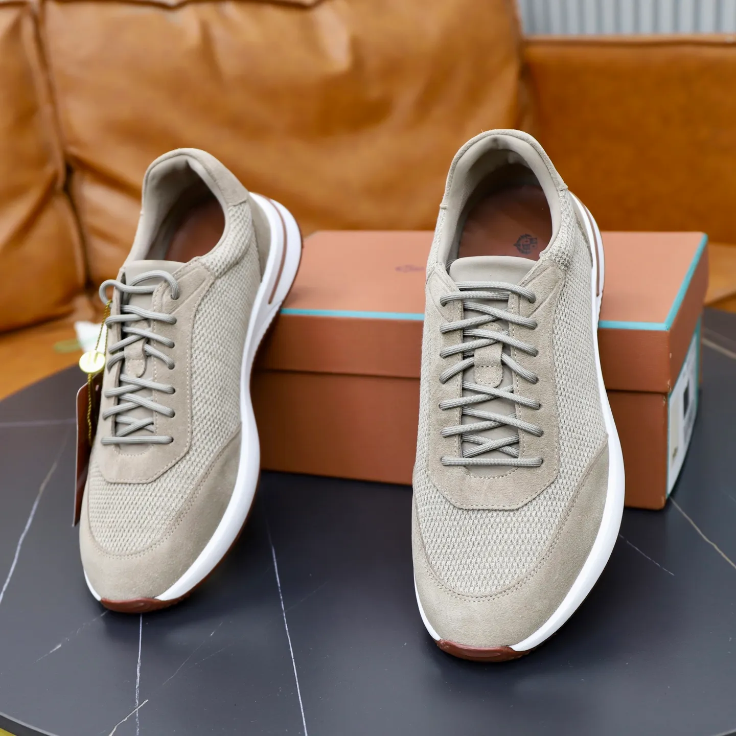 Ex-factory price: 560💰Loro Piana Tennis Walk men’s moral training sneakers! These new textured leather tennis shoes feature an ultra-low-top design for year-round wear and are water-resistant. The wrapped sole creates an effortlessly attractive color combination that harmoniously blends functionality with understated style. The ideal footwear option for urban dressing. The heel is decorated with a soft calfskin tongue with Kummel color inserts and an embossed LP logo. Cotton shoelaces. Material: Upper: Gray woven stitching with cowhide accents! Sole: Rubber lining: Cow leather original rubber sole, excellent foot comfort, complete package! Size: 38-39-40-41-42-43-44 leather shoe size (4546 can be customized)